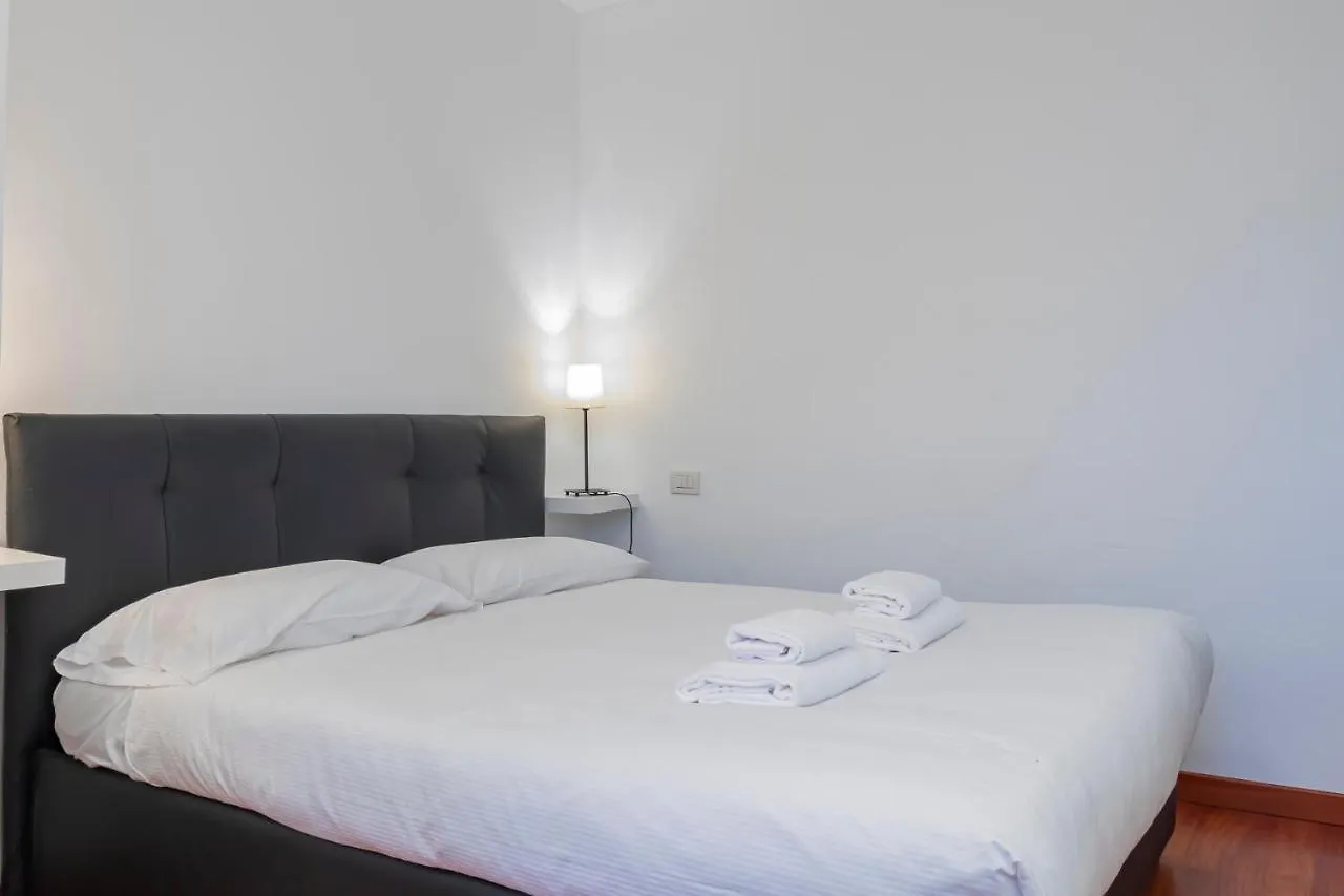 I Host Apartment - Cermenate 9 Milan 0*,  Italy